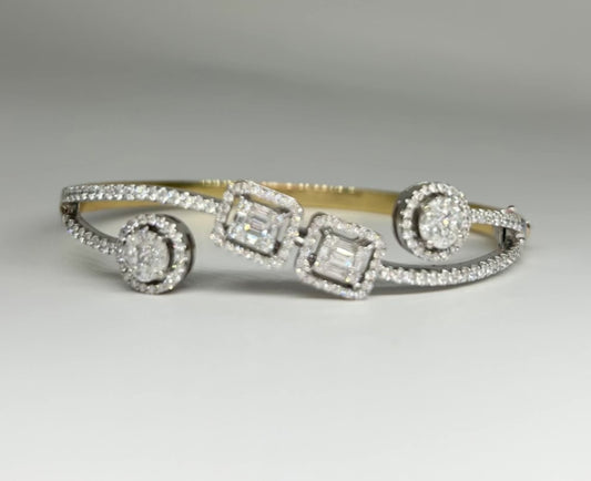 The Éclat Royale Diamond Cuff